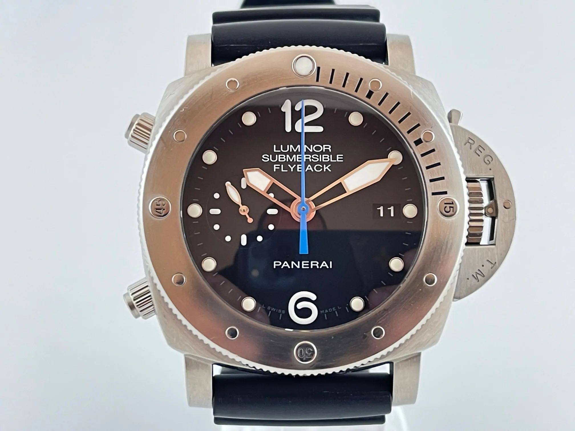 A Collector’s Guide: How to Spot a Genuine Panerai Luminor Submersible